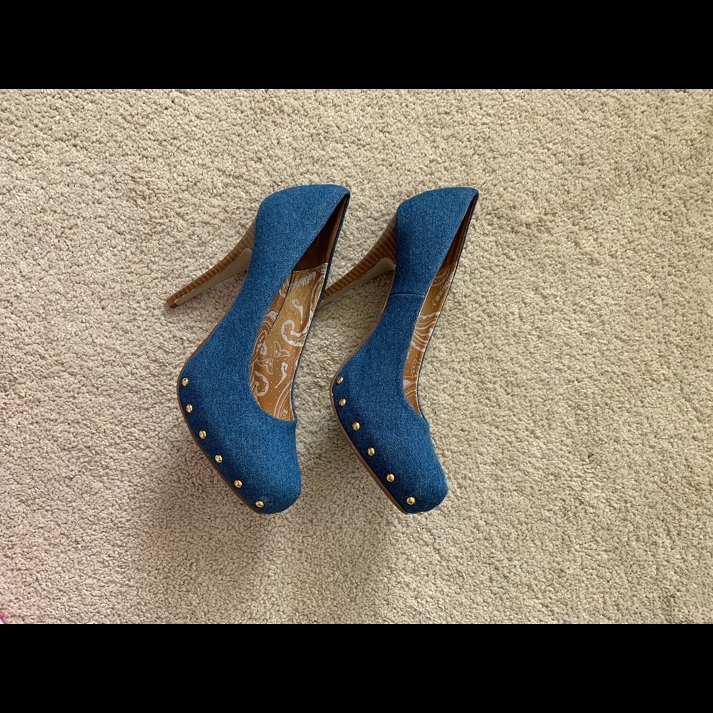Dollhouse “Criza” pump